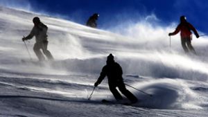 Skifahrer fotografiert bei der Abfahrt in Val D’isere in Frankreich: Die französische Regierung will den Wintersport dieses Jahr  zulassen. (Archivbild) Foto: dpa/Karl-Josef Hildenbrand