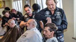 Friseure der Barber Angels schneiden Wohnungslosen Foto: Lichtgut/Julian Rettig