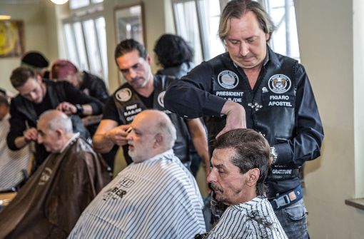 Friseure der Barber Angels schneiden Wohnungslosen Foto: Lichtgut/Julian Rettig
