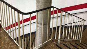 Treppen, wie im Parkhaus des Treffpunkts Rotebühlplatz,     können für Menschen mit Behinderung oder     eingeschränkter Mobilität  zum unüberwindbaren Hindernis  werden. Fotos: Martin Haar Foto:  