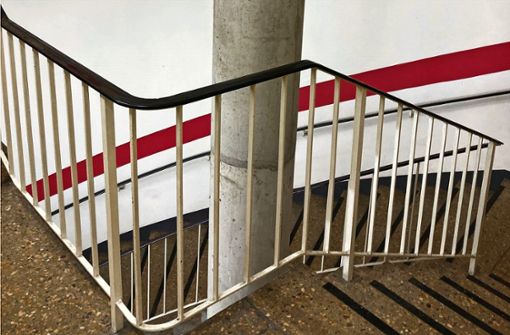 Treppen, wie im Parkhaus des Treffpunkts Rotebühlplatz,     können für Menschen mit Behinderung oder     eingeschränkter Mobilität  zum unüberwindbaren Hindernis  werden. Fotos: Martin Haar Foto:  