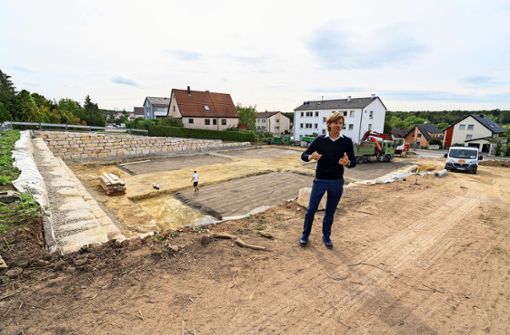 Christian Benzing steht auf der Baustelle in der Schwieberdinger Straße. Foto: factum/Jürgen Bach