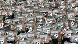 Werder-Fans halten vor Spielbeginn Transparente als Protest gegen DFB und DFL und Pay-TV hoch. Foto: dpa