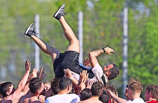Hoch soll er leben: Löchgaus Spieler feiern Meister-Trainer Evangelos Sbonias. Foto: Baumann