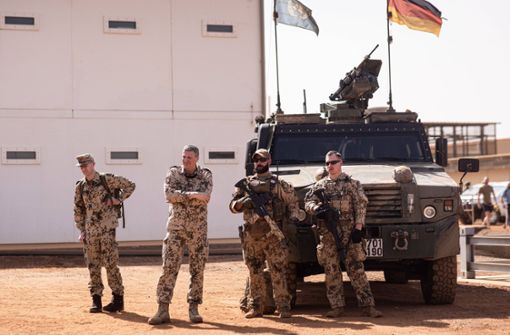 Generalleutnant Markus Laubenthal mit Soldaten der Bundeswehr im Camp Castor in Gao, Mali. Foto: Imago/Photothek/Leon Kuegeler
