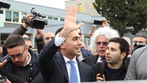 Luigi Di Maio, Spitzenkandidat der Fünf-Sterne-Protestbewegung, grüßt vor dem Wahllokal, in dem er seine Stimme abgegeben hat, seine Unterstützer. Foto:  