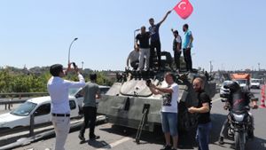 Nach dem gescheiterten Putsch lassen sich Menschen auf einem Panzer fotografieren. Foto: EPA