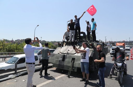 Nach dem gescheiterten Putsch lassen sich Menschen auf einem Panzer fotografieren. Foto: EPA