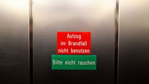 Als der Fahrstuhl öffnete, konnte der Mann nur noch sagen, dass er sehr durstig sei (Symbolbild). Foto: dpa