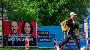 „Frieden sichern“: Olaf Scholz und Spitzenkandidatin Katarina Barley werben gemeinsam für die SPD. Foto: AFP/JOHN MACDOUGALL