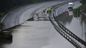 Land unter: Polizisten sperren die überschwemmte A 555  nahe Manchester Foto: dpa