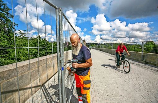 Mit dem Bauzaun soll die Sicherheit der Radfahrer gewährleistet werden. Foto: Roberto Bulgrin
