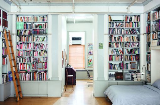 Blick in die Wohnung der Illustratorin und Autorin Joana Avillez in New York. Sie sortiert ihre Bücher meist nach Themen, wie in dem Bildband „BiblioStil: Vom Leben mit Büchern“ zu erfahren ist. „Ich schlafe inmitten meiner Bücher“, sagt Avillez. „Das finde ich gemütlich.“ Foto: BiblioStil/Prestel Verlag