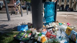 Kein Einzelfall: Alle Mülleimer  auf dem Schlossplatz quellen über. Foto: Lichtgut/Max Kovalenko