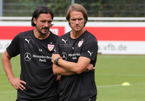 Der neue Trainer des VfB Stuttgart, Thomas Schneider (rechts, mit Co-Trainer Tomislav Maric), hat am Dienstag die erste Trainingseinheit geleitet. Foto: Pressefoto Baumann