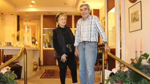 Sybille  und Jürgen Bainczyk bleiben nur noch wenige Tage in ihrem Juweliergeschäft in Degerloch. Foto: Caroline Holowiecki