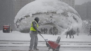 Ein Wintersturm ist über den Mittleren Westen der USA gezogen. Vor allem die Stadt Chicago war von dem Blizzard betroffen. Foto: EPA
