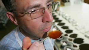 „Tea Taster“ wie Egbert Kolthoff testen  bei Proben den Tee löffelweise. In Deutschland wurden im vergangenen Jahr insgesamt 19 176 Tonnen aus Schwarz- und Grüntee getrunken  Foto: dpa Foto:  