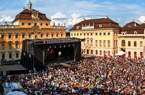 Der Schlosshof in Ludwigsburg ist am Samstag mit 10 000 Menschen restlos ausverkauft gewesen, wo  viele Bands der 90er-Jahre ein Gastspiel gaben. Foto: factum