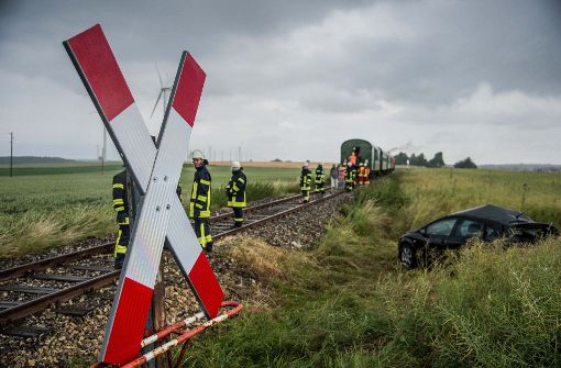 Bei einem Zusammenstoß zwischen einer Museumsbahn und einem Auto bei Waldhausen (Geislingen an der Steige) wurden zwei Personen verletzt. Foto: SDMG