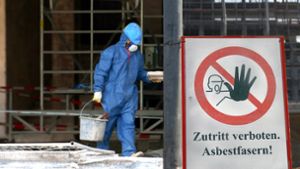 Nicht zu sehen, nicht zu riechen – der stille Killer Asbest. Umfangreiche Schutzmaßnahmen helfen bei der Arbeit mit Asbest vor Erkrankungen Foto: IG BAU