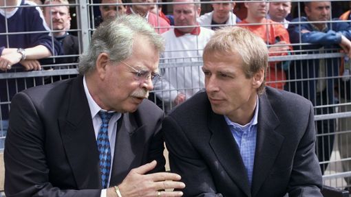 Der langjährige Kickers-Präsident Axel Dünnwald-Metzler (li./verstorben 2004)  im Gespräch mit Jürgen Klinsmann im Mai 1999. Foto: Baumann/Baumann