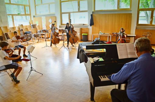 Derzeit ist die Streicherklasse getrennt:  Hier sind die Älteren im Einsatz, Andreas Kreisel leitet das kleine Orchester. Foto: Werner Waldner