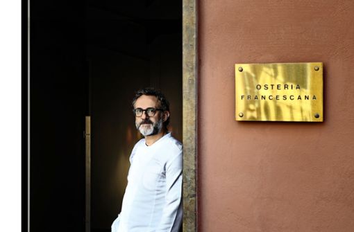 Massimo Bottura vor seinem Restaurant in Modena. Seine revolutionären Interpretationen der italienischen Küche machten ihn berühmt. Mehr in unserer Bildergalerie. Außerdem: Welche Köche  wichtig waren und heute noch sind. Foto: PAOLO TERZI Fotografo, Modena /PAOLO TERZI Fotografo, Modena