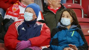 Zuschauer tragen Mundschutz auf den Rängen der Mercedes-Benz-Arena. Foto: Baumann