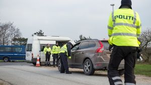 An der  deutsch-dänischen Grenze sollen Polizisten nun zunächst zehn Tage lang Pässe überprüfen. Foto: dpa