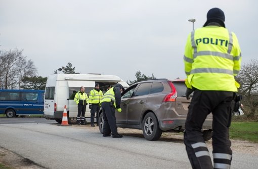 An der  deutsch-dänischen Grenze sollen Polizisten nun zunächst zehn Tage lang Pässe überprüfen. Foto: dpa