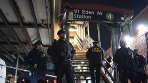 New Yorker Polizisten stehen nach Schüssen in der U-Bahn-Station Mount Eden im New Yorker Stadtbezirk Bronx Wache. Foto: dpa/Eduardo Munoz Alvarez