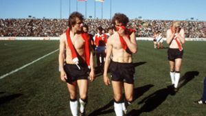 Die „Schmach von Cordoba“ – Rüdiger Abramczik, Rainer Bonhof und Rolf Rüßmann (v.li.) gehen nach dem 2:3 gegen Österreich und dem Aus bei der WM 1978 deprimiert vom Platz. Foto: imago