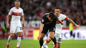 Duell gegen den Ex-Verein: Rani Khedira (Mi.) spielte mit dem FC Augsburg beim VfB Stuttgart. Foto: Getty