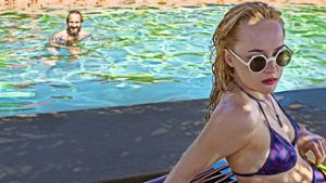 Dakota Johnson spielt in „A Bigger Splash“ die junge Penelope, die sich auf einer einsamen italienischen Urlaubsinsel mit dem älteren Harry einlässt (im Pool, gespielt von Ralph Fiennes). Foto: dpa