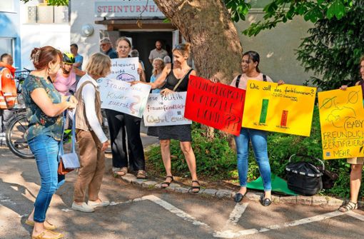 Frauen protestieren gegen  ein drohendes Aus   der Gynäkologie in Leonberg. Foto: Jürgen Bach