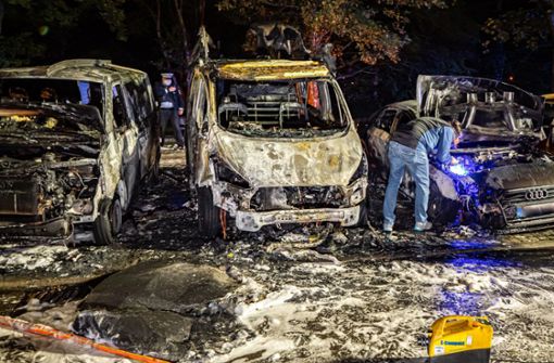Die Autos in Stuttgart-Freiberg sind komplett ausgebrannt. Foto: dpa/Alexander Hald