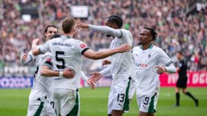 Die Gladbacher Spieler feiern den klaren Heimsieg gegen den VfL Bochum. Foto: Marius Becker/dpa