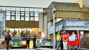 Nach der Messerattacke in Rottweil sichern Polizisten  das Jobcenter. Foto: dpa/Peter Arnegger