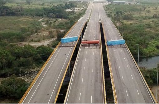 Die Tienditas-Brücke zwischen den Nachbarstaaten Venezuela und Kolumbien wurde mit Containern und einem Tankanhänger blockiert. Foto: APTN