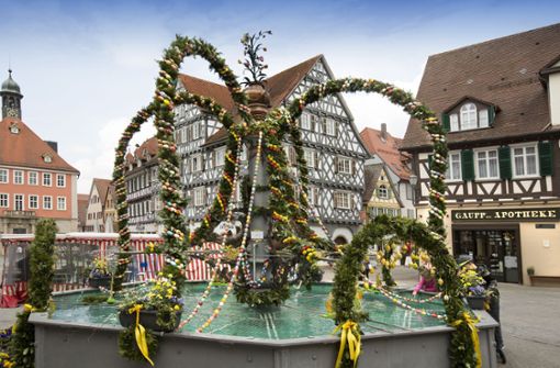 Der Osterbrunnen auf dem Marktplatz in Schorndorf. Foto: Horst Rudel