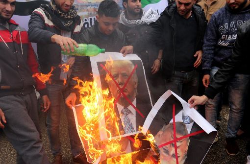 Palästinenser verbrennen am Mittwoch in Rafah Poster, auf denen US-Präsident Trump zu sehen ist. Foto: dpa