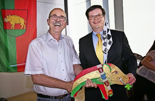 Der Noch-Bürgermeister Sepp Vogler (links) gratuliert seinem Nachfolger. Foto: Ines Rudel