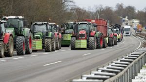 Bauern blockieren die B10 bei Korntal-Münchingen. Foto: Simon Granville/Simon Granville