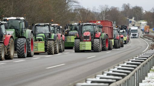 Bauern blockieren die B10 bei Korntal-Münchingen. Foto: Simon Granville/Simon Granville