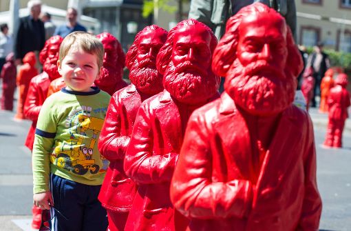 „Das Kapital“ ist Geschichte, doch Marx’ Ideen leben fort (Marx’ Figuren des Konzeptkünstler Ottmar Hörl in Trier, 2013). Foto: dpa