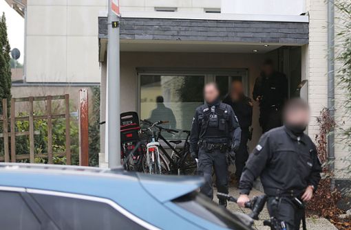 Polizisten in Pulheim durchsuchen ein Wohnhaus. Foto: dpa