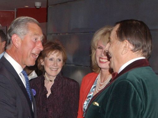 Der heutige König Charles III. (l.) und Barry Humphries trafen in den vergangenen Jahrzehnten mehrfach aufeinander. Foto: imago images/ZUMA Wire