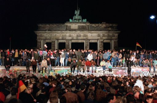 Am 9. November 1989 wurd die Berliner Mauer erstmals friedlich überwunden. Bürger aus DDR und Bundesrepublik feierten gemeinsam. Foto: dpa