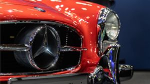 Auf der Messe „Retromobile“ in Paris hatte Mercedes-Benz  zwei 300 SL Roadster mit dazugehöriger Expertise ausgestellt. Foto: Mercedes-Benz AG/Thibaud Chevalier